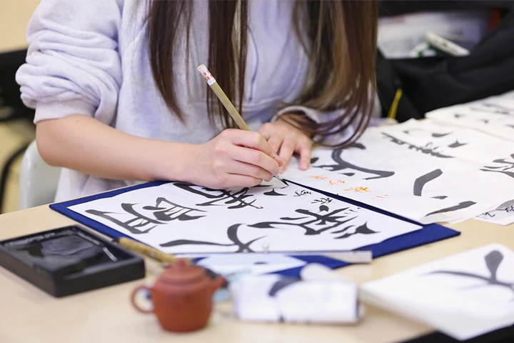 多方面から「日本」を学ぶ－文学・言語・美術・民俗・伝統芸能－