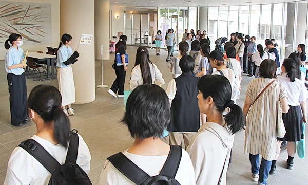 キャンパス見学ツアーの様子