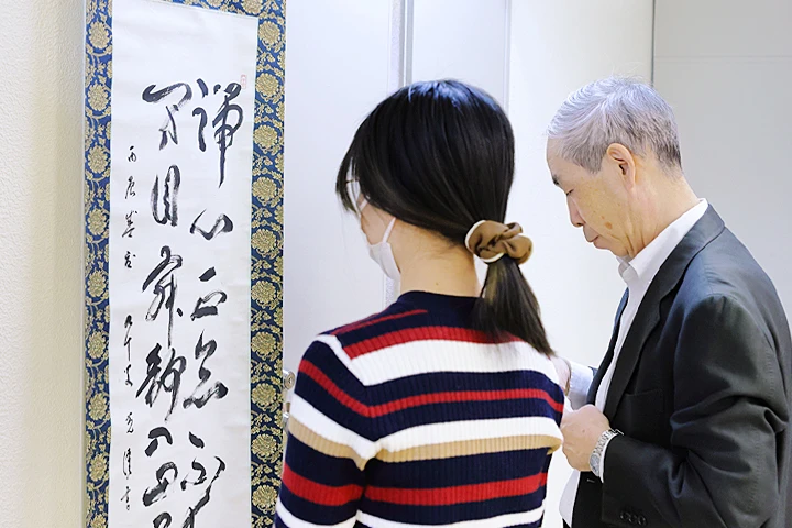 史学科 学生が書籍を広げて学ぶ様子