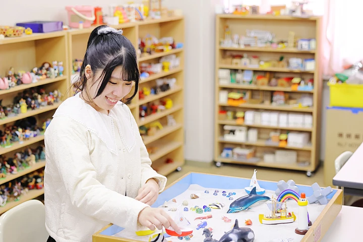 心理学科 学生がグループで話し合う様子